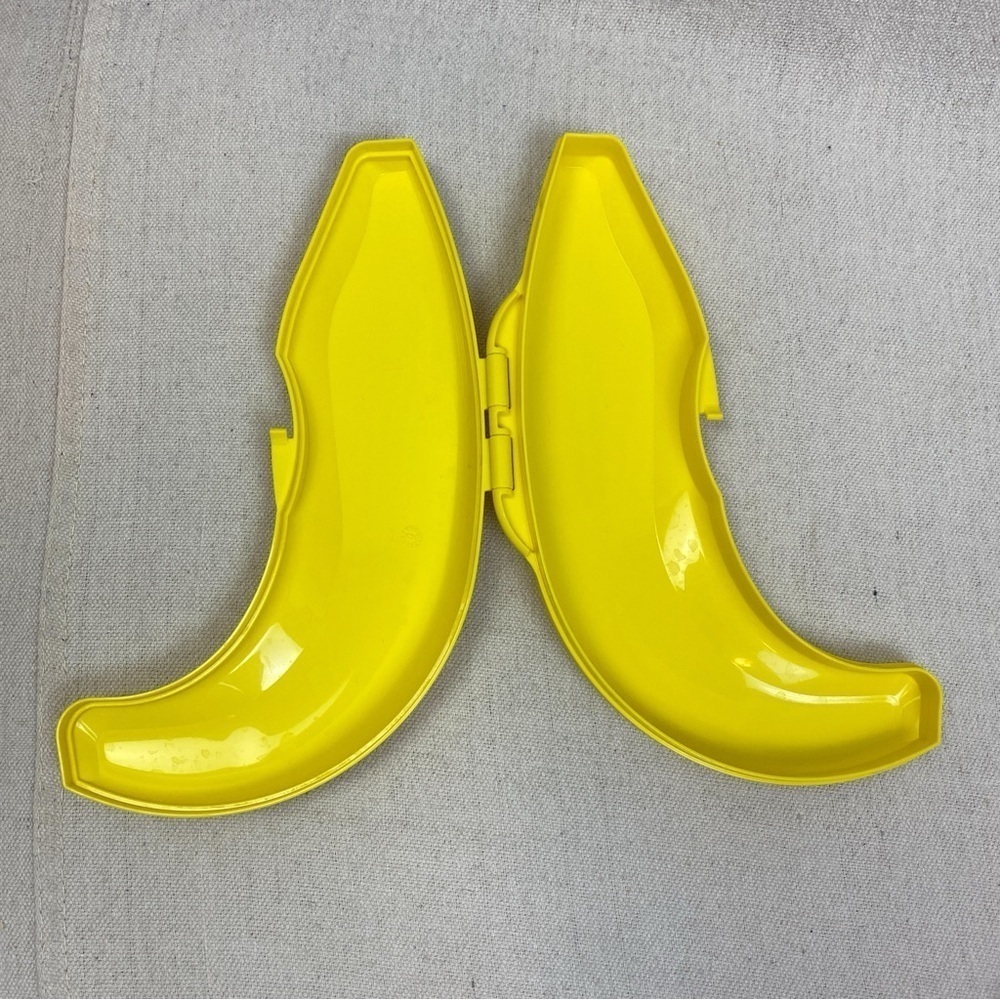 • Tupperware Banana Keeper • - Picture 5 of 5